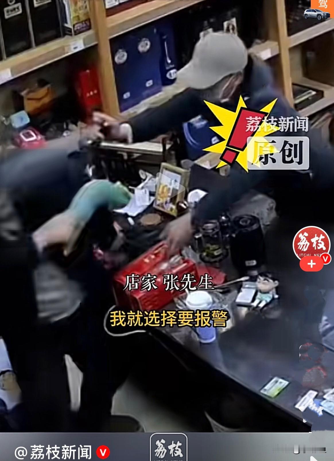 近日，江苏徐州一卖店进来一位帽子压得很低戴口罩男子，他要转卖给店主八条中华香烟，