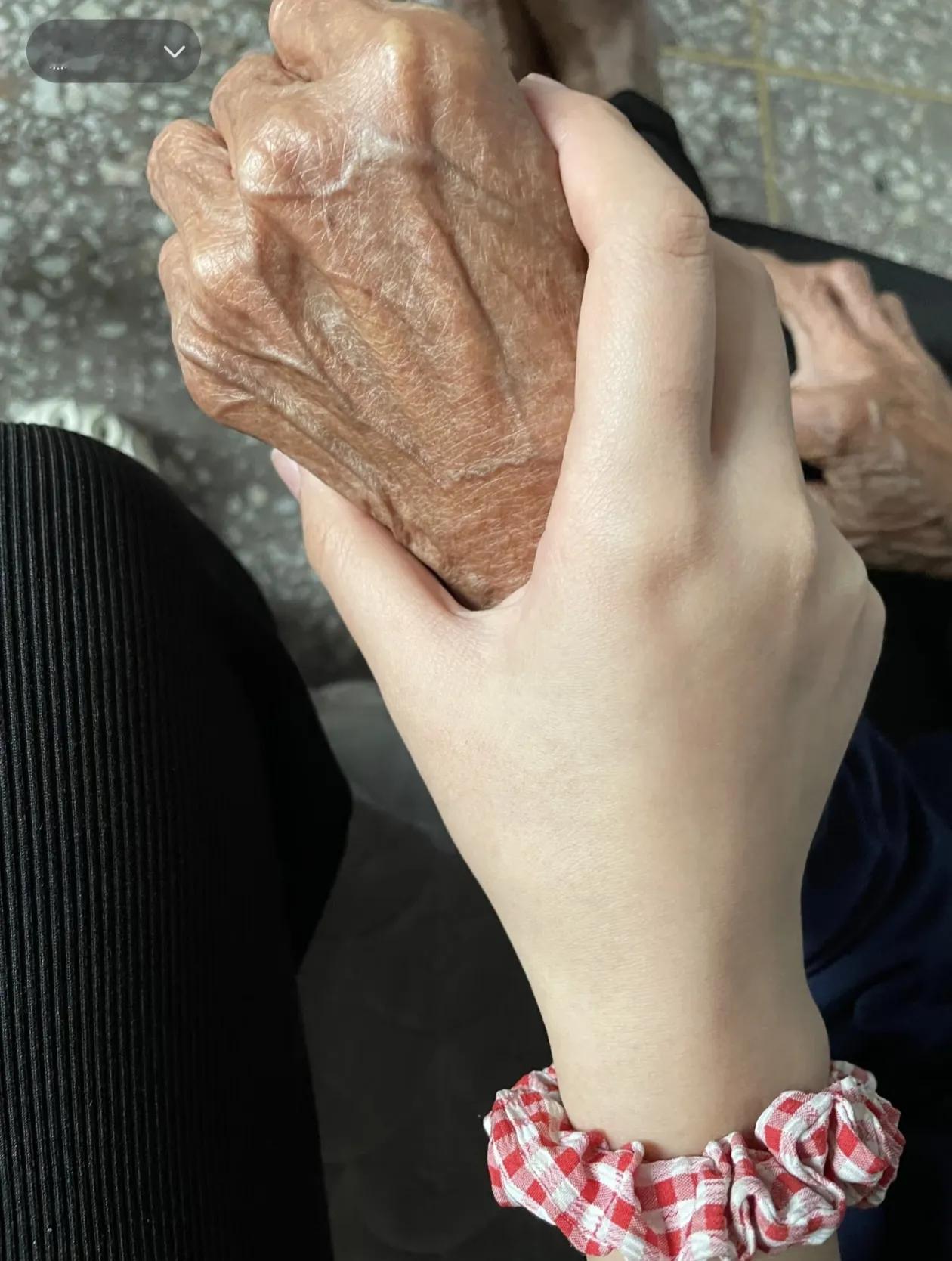 村里一个老太太99岁，没病没痛的，早上吃完饭突然对家人说：“我躺床上睡一