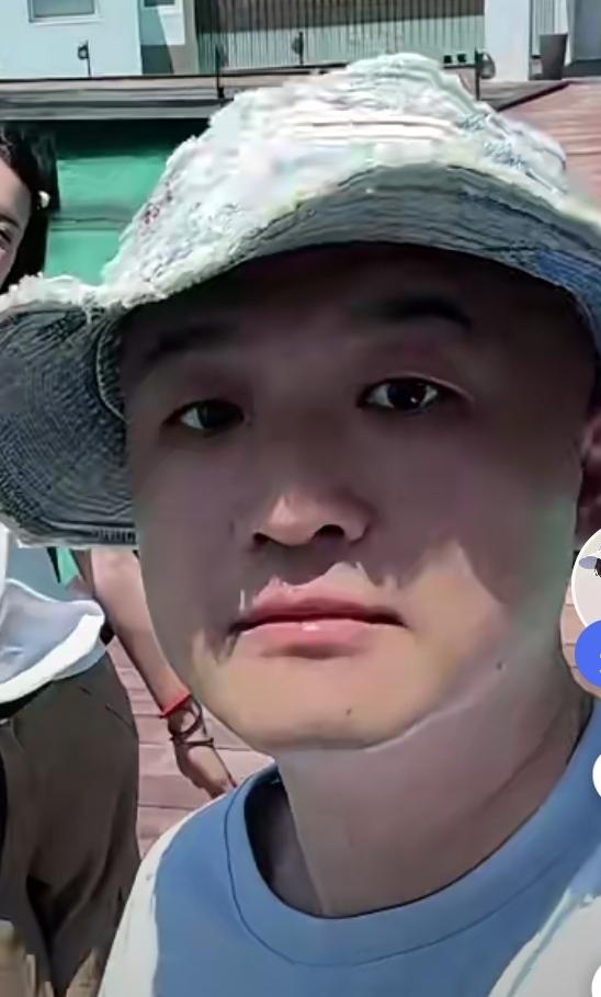 深夜风波再起！包贝尔工作结束被拍，和红衣女子先后进出酒店谁能想到，刚迎来二