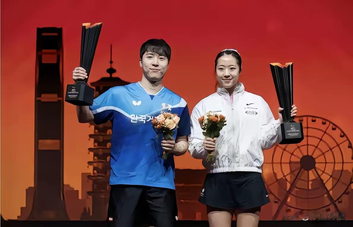 林钟勋和申裕斌这对韩国组合，赢球后的表情管理确实挺有意思的。打日本队赢了，他俩激