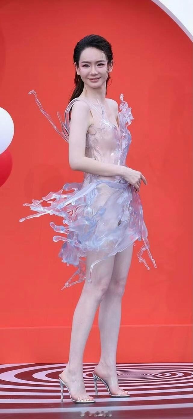 戚薇芭莎活动水晶裙视觉感太惊艳了​​​