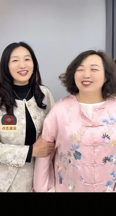 许健华和杨奶奶在一起作品中两扇闭合的门被两个人同时打开，杨奶奶和许健华手拉着手