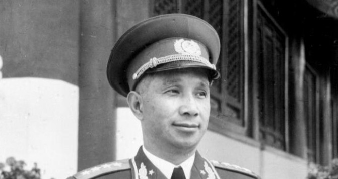 1960年，上海的政治局扩大会议前，毛主席特意把已被撤职的粟裕叫来，语重心长地说