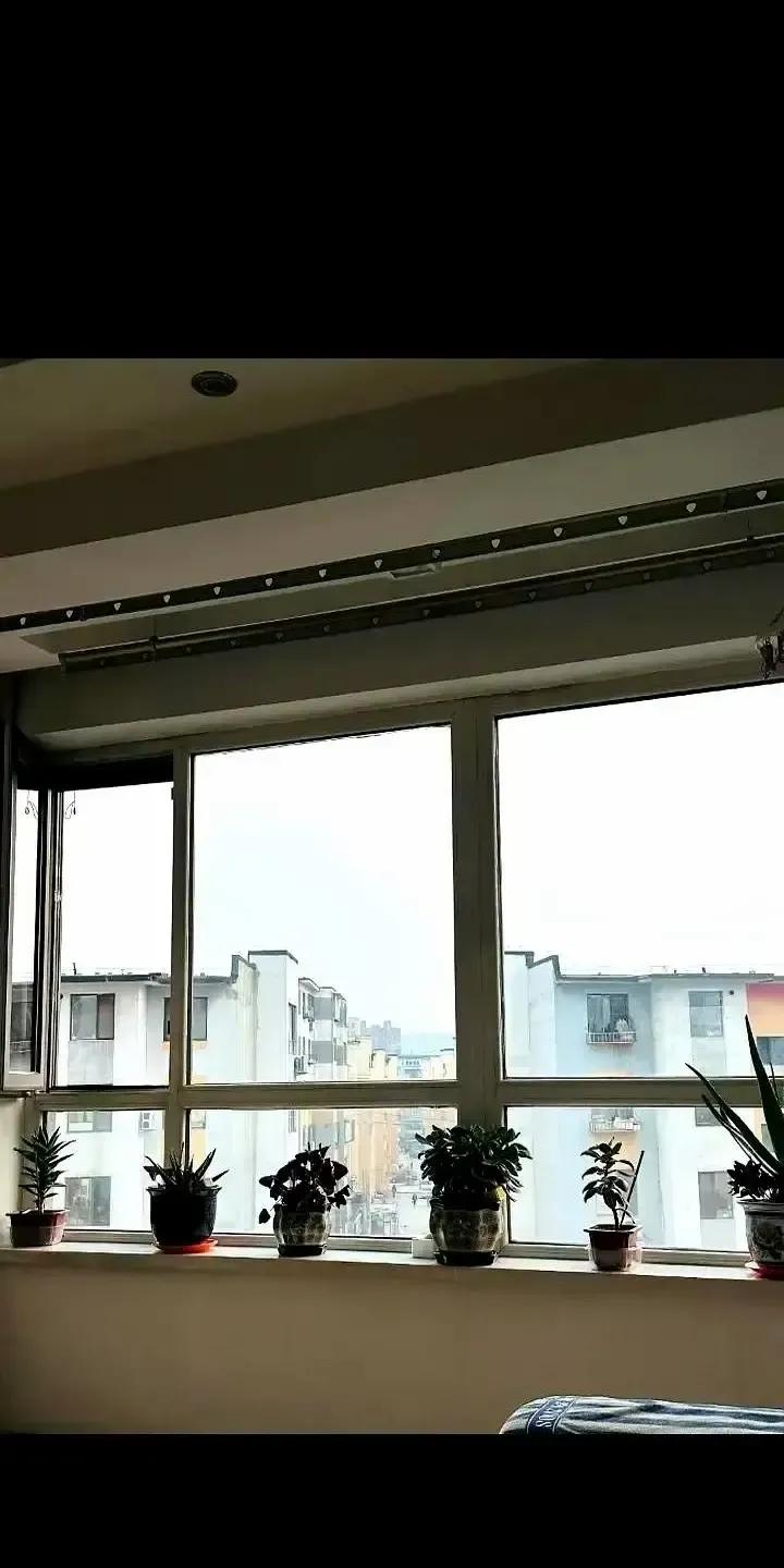 抖音博主刚结婚，午休听见衣柜被拉开的声音，婆婆正把她的嫁妆衣服一件件拎出来，嘴里