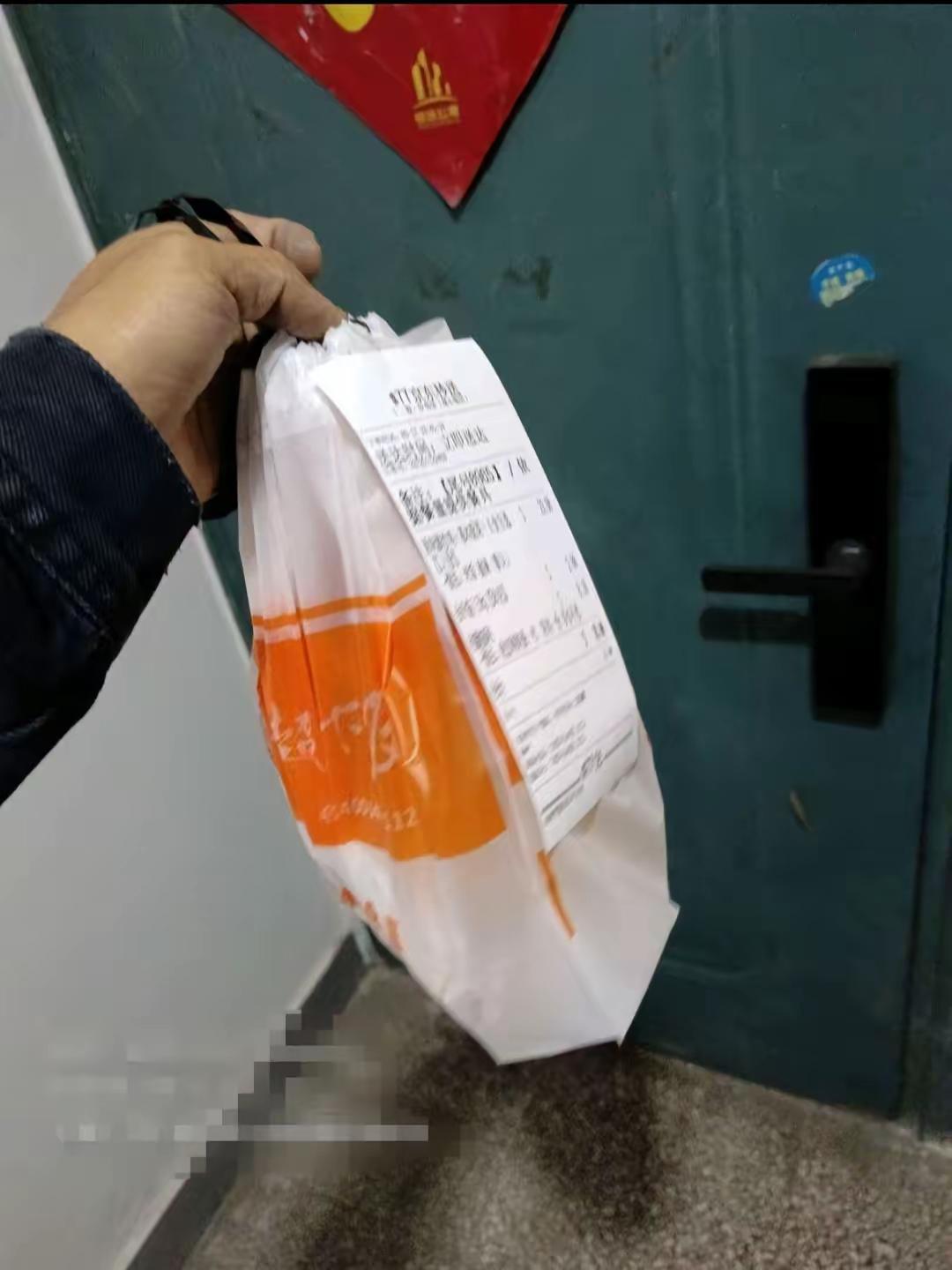 最近跑外卖，发现个有意思的现象：外卖客户的警惕心普遍都特别强。​​跟送快递完全