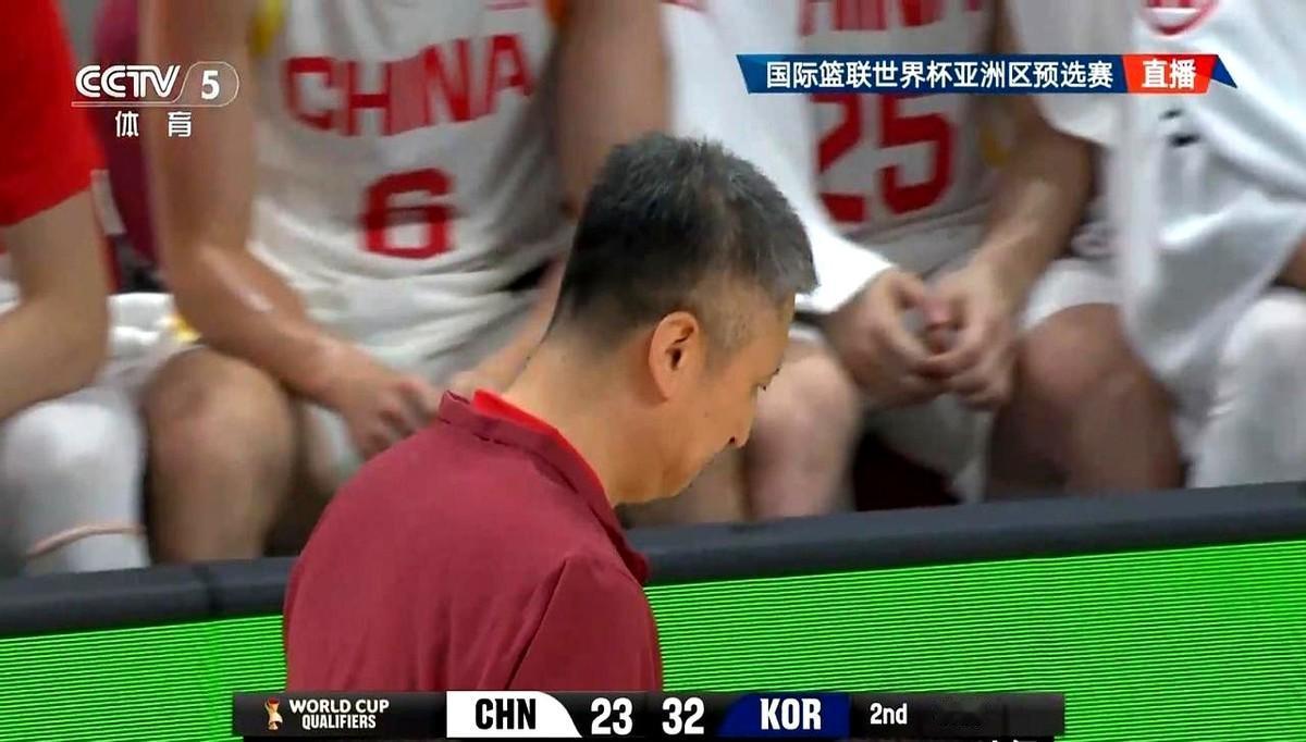 中韩男篮这场看得人揪心！第二节6分08秒那会，转播镜头切到场边郭士强教练身上，我
