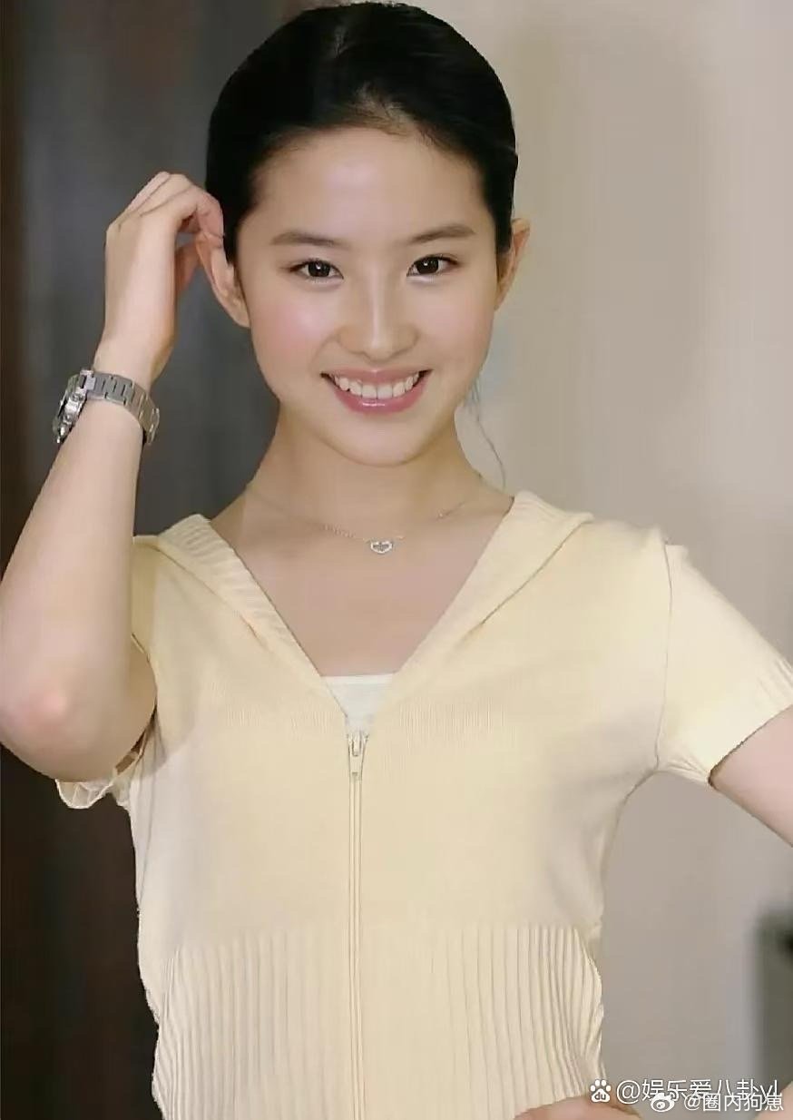 刘亦菲的头颅线条也太绝了！流畅又精致，完美得像被精心雕琢过～​​​