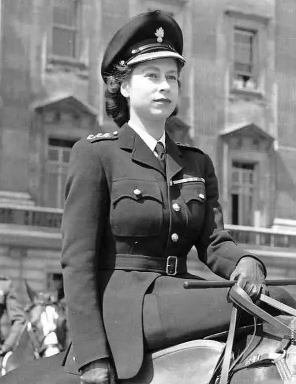 1942年，德国开始入侵英伦三岛。16岁的伊丽莎白公主报名参军。父亲乔治国王极力