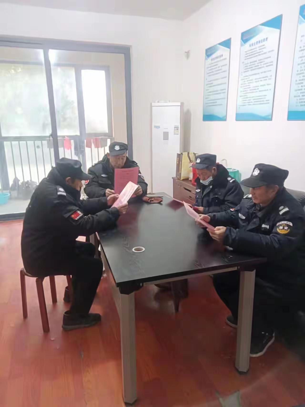 经理把年龄大的保安们叫到会议室，宣布新规定：从下个月起，所有年龄超过55岁的保安