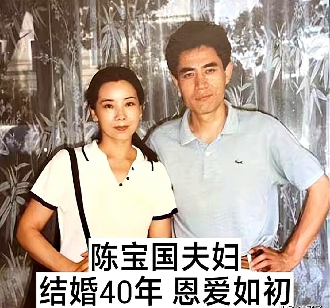 68岁的葛优走红毯，直接说今年没活儿干，回家陪媳妇儿贺聪。陈宝国在潍坊街头拍