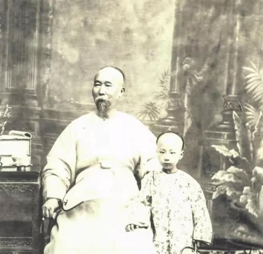 1953年，李鸿章的孙子李子嘉，身着破烂衣服，踉跄着走到一个湖边，纵身一跃跳了进