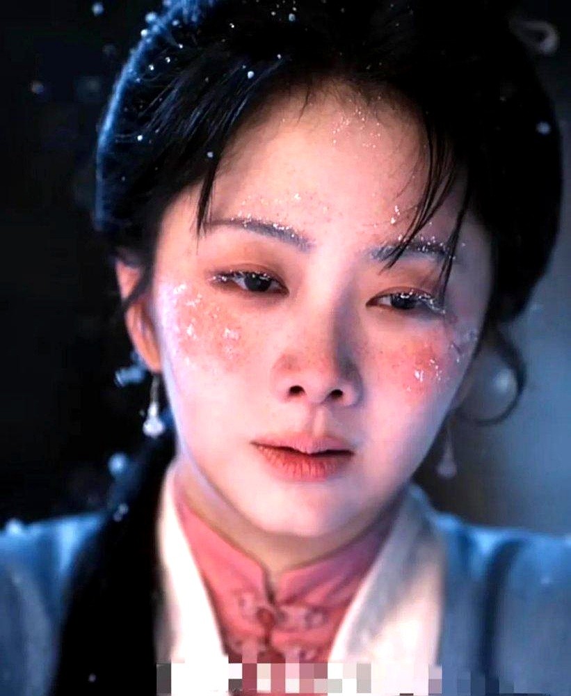 40度大热天在脸上糊满厚硅胶，镜头里却只露几秒。拍《兰香如故》那会儿，谭松韵化冻伤妆一坐就是六七个小