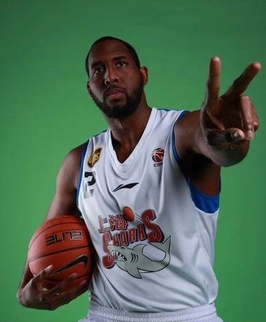 经球迷提醒，上海男篮上一次在客场战胜新疆队，并且在主客场赛制的情况下双杀对手，已