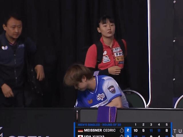 宇田幸矢打完比赛收拾东西，张本美和在候场，于是站在宇田身后和宇田打招呼，宇田转身