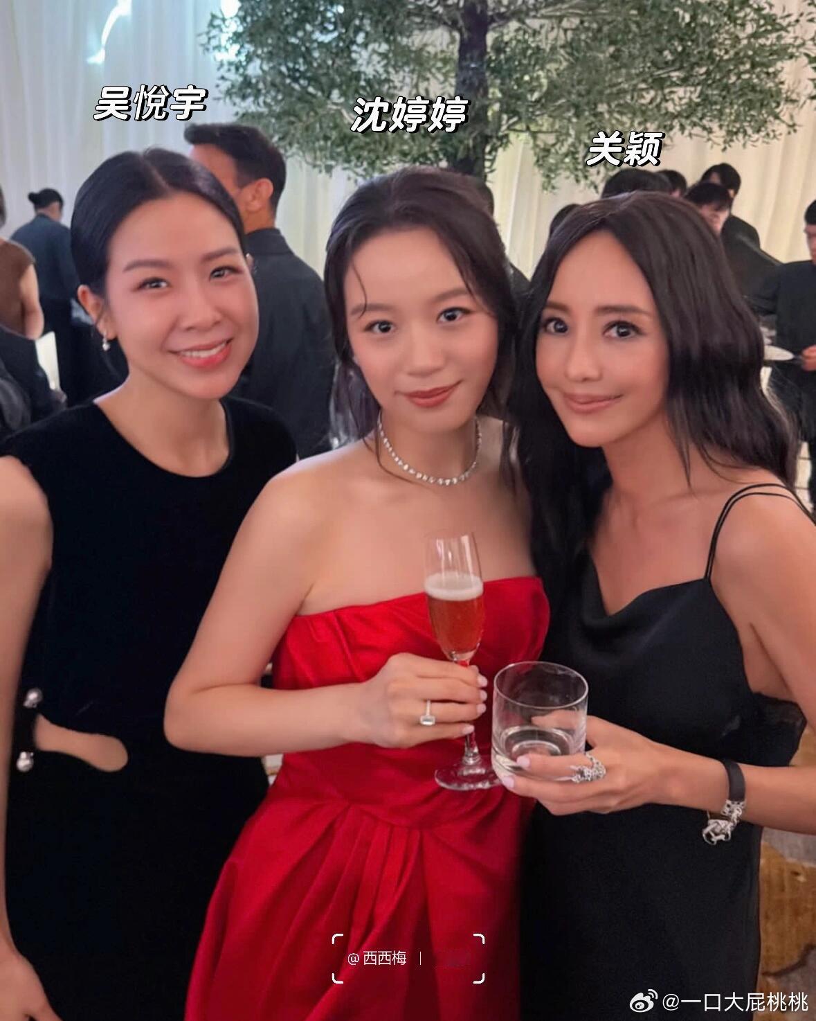 关颖表外甥和邱淑贞侄女的婚礼现场也是众星云集，嘉玲姐和梁生也去了。新郎是王尚卿（