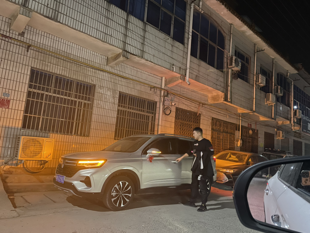 我买了个假的比亚迪我。。买了个假的比亚迪？逛车友群，这个这异响，那个也异响？这