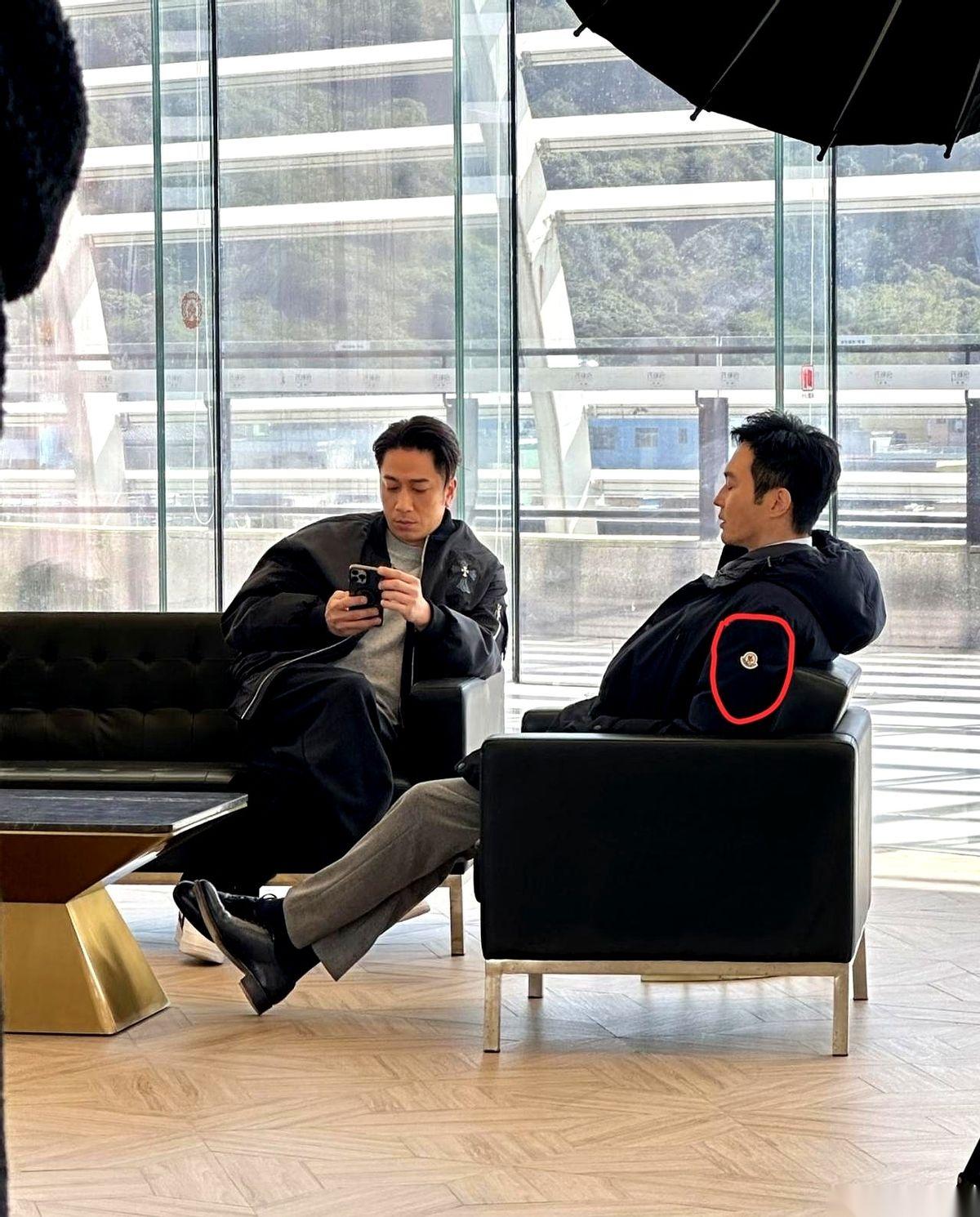 刷到张智霖这张照片，我愣了三秒钟。脑子里第一反应不是“哇好帅”，而是扭头看了一