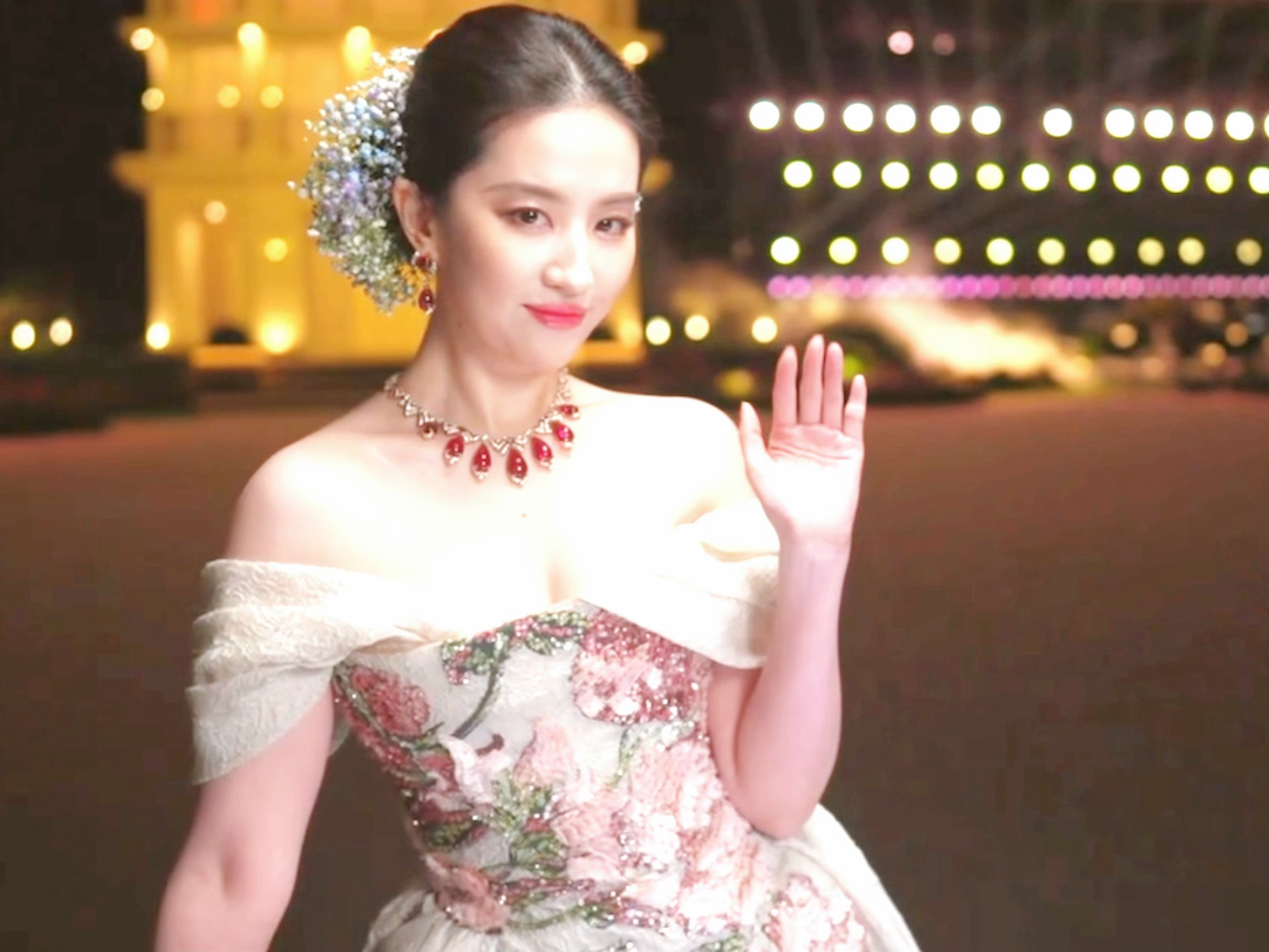 当你问我为什么爱看女明星红毯我的回答是：VOGUE红毯女明星直播镜头VOGUE