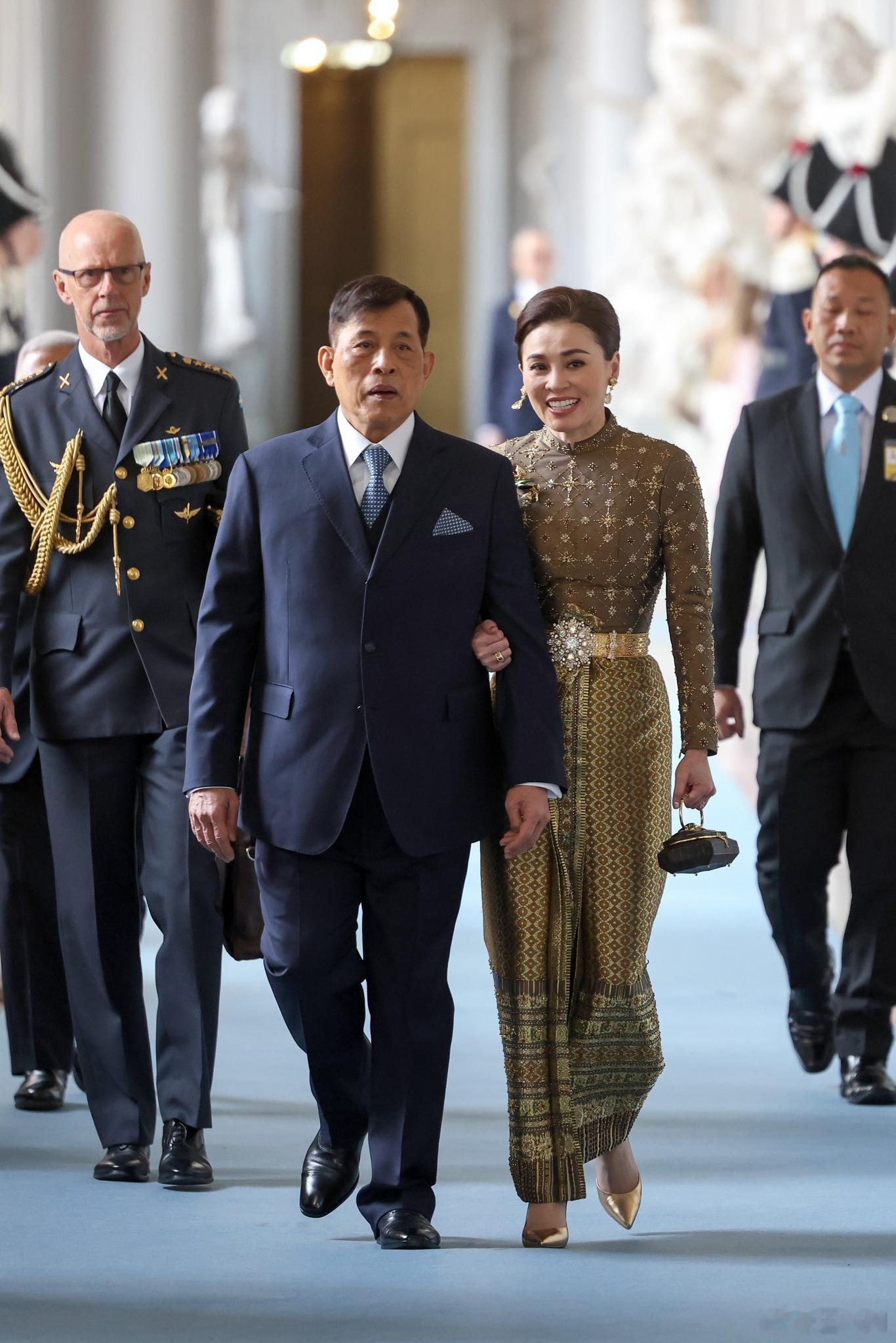 泰国王室🇹🇭🇸🇪4月30日，哇集拉隆功国王和苏提达王后出席卡尔十六世·