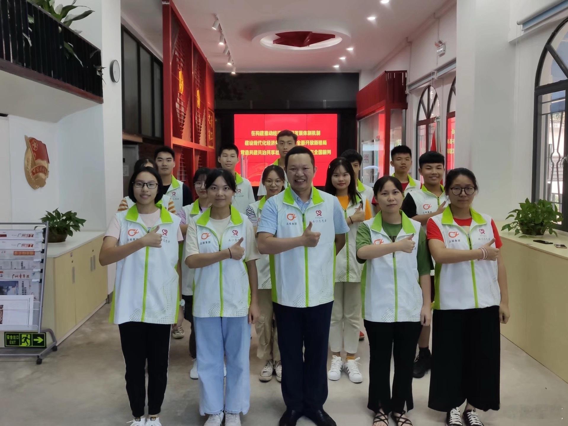 看见公益是看见一位残疾大哥，用仅剩一只手，坚持把扫帚把得整整齐齐。那一刻，我