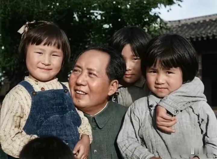 1943年，毛泽东在延安杨家岭，阳光明媚的那天，毛泽东在百忙中抽出一点时间陪同孩