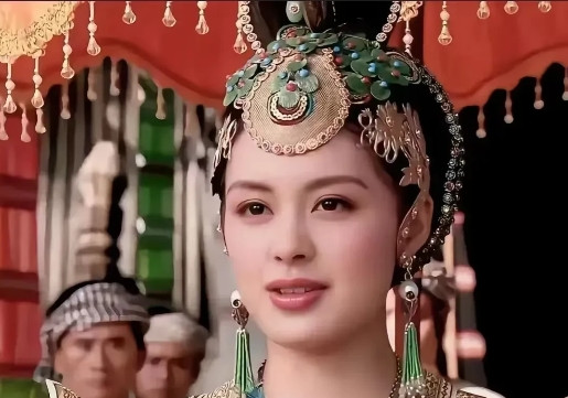她长相神似宁静，出道以来出演过40多部女主戏，许多还是央视播出的正剧，按理说早该