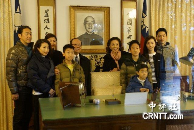 当年蒋孝严一家人整整齐齐在蒋介石照片面前留影，蒋万安两个姐姐看起来严肃又淑女。