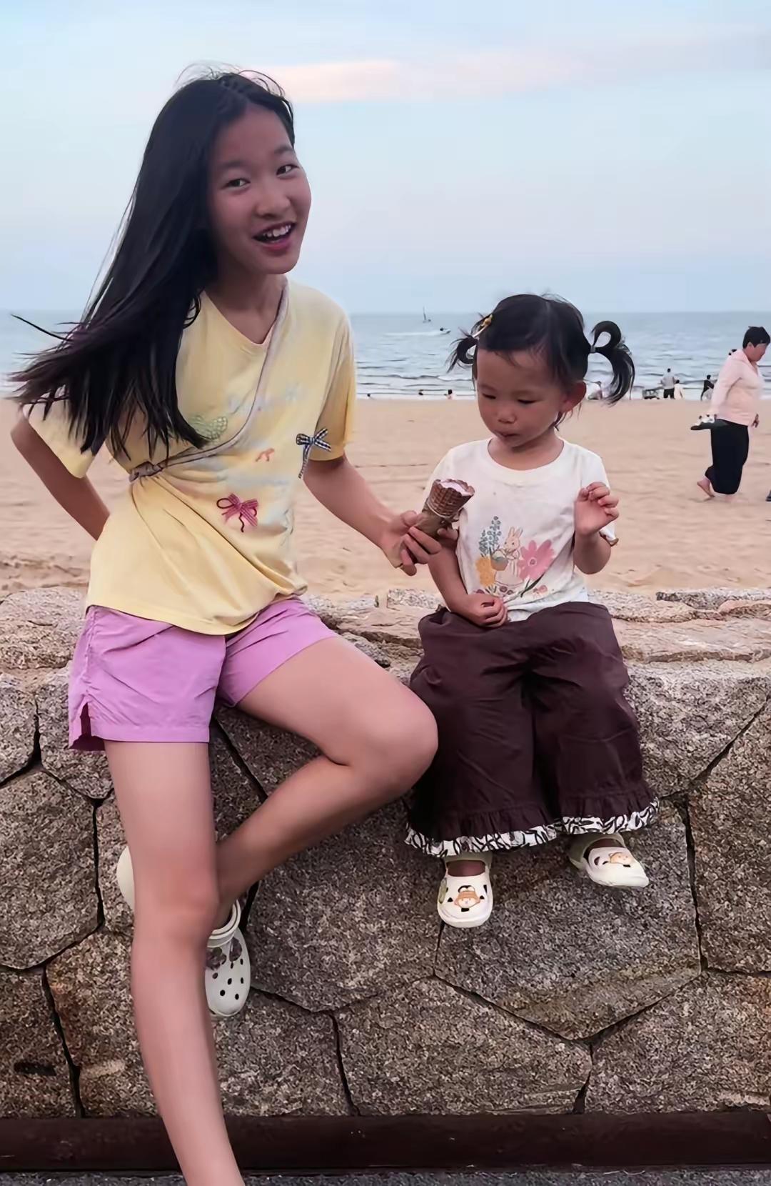 张雪峰老师的小舅子发了外甥女张姩菡陪自己女儿玩的视频，视频中的张姩菡打扮很朴素，