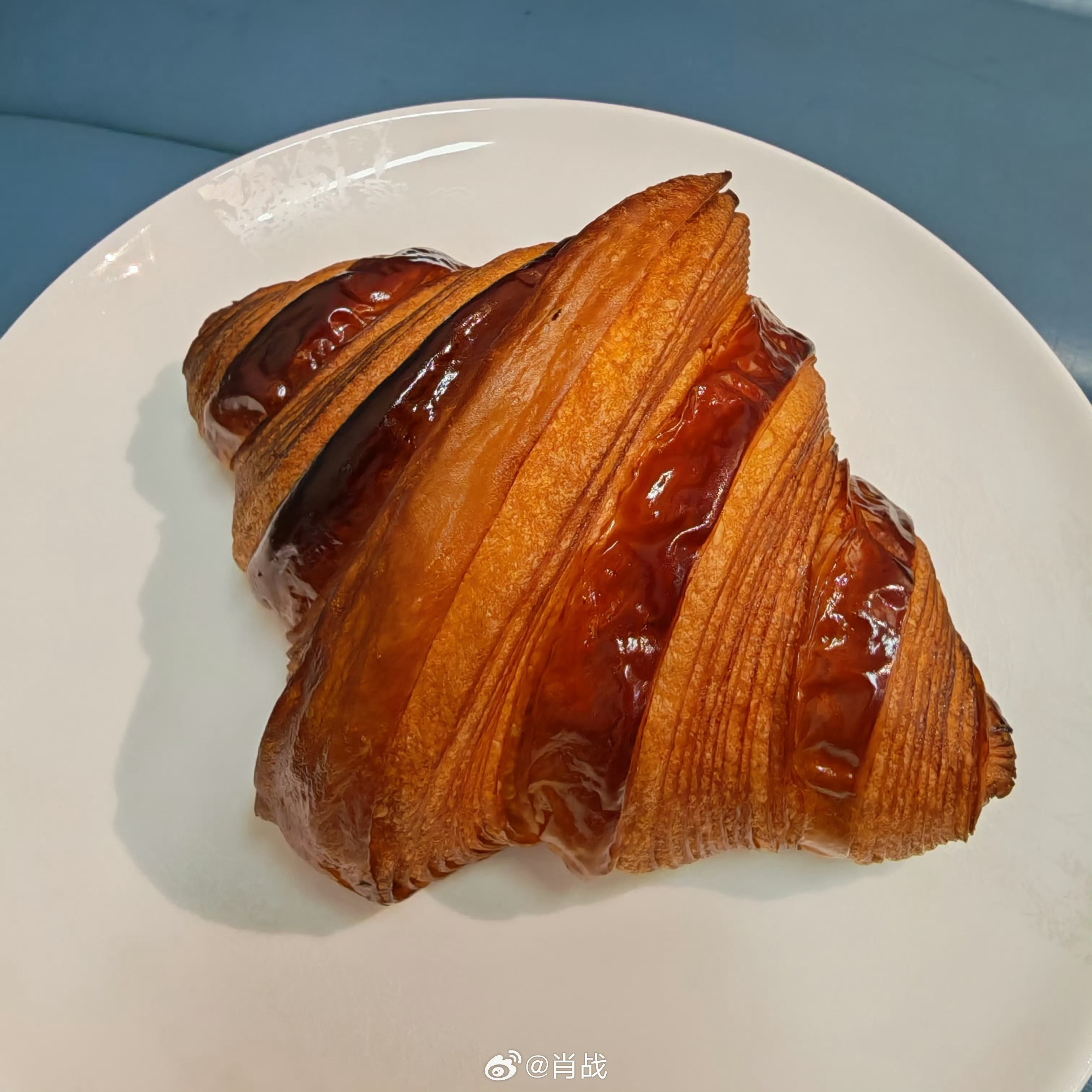 我何德何能，还要你用面包来哄，我哭死[哭哭]肖战你超棒的，你知道吗？我们都爱你，