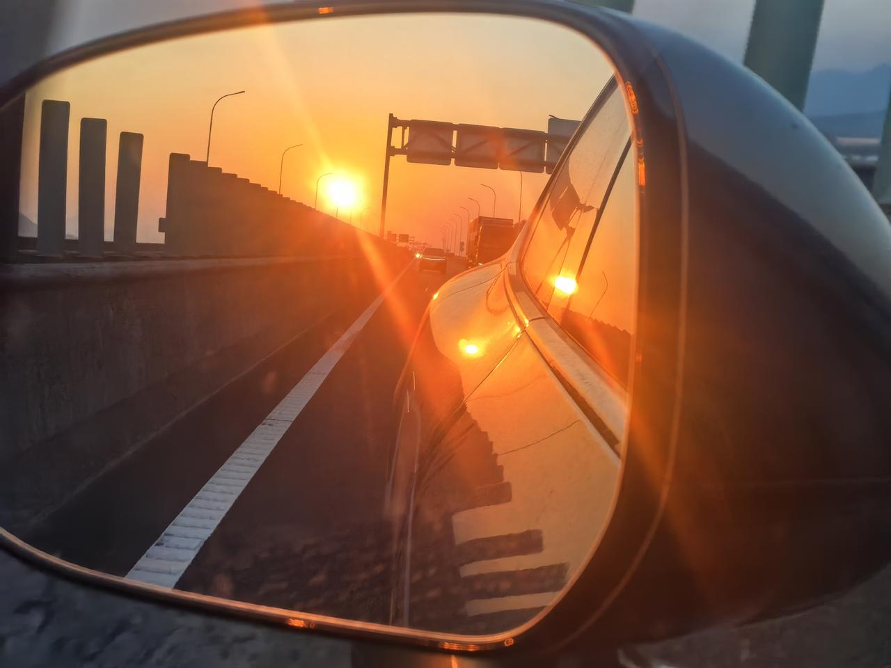 人在旅途，11月20日下午开车从雁荡山到普陀山的路上，在后视镜里看到了美丽的夕