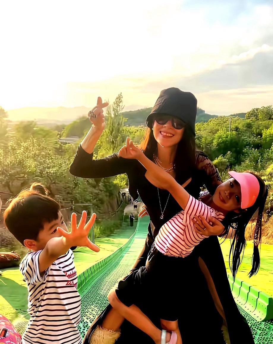 章子怡之所以要把女儿的抚养权拿回去，一是她深信女儿不可能像小苹果一样，能够遇到一