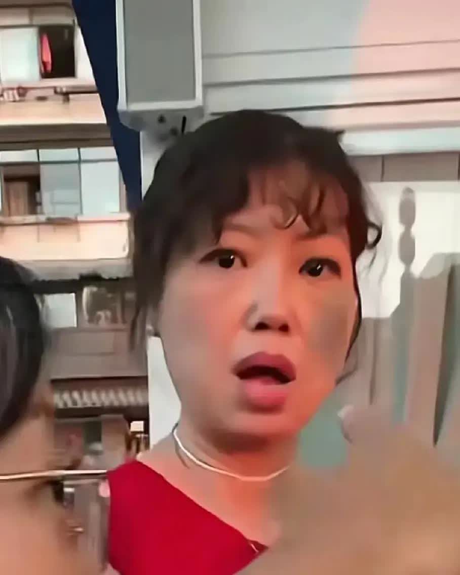 我已经好几年没去过洪崖洞了，为了这个红衣女子，今晚约了五六个朋友去一次。我们几个