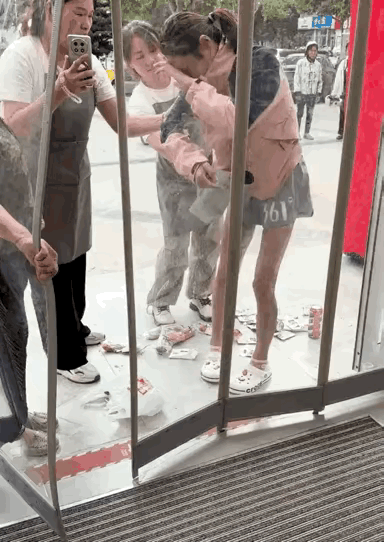 莫伸手，伸手必被抓，这战衣容量挺大​​​​​说实话现在的人再穷基本上都过的去，