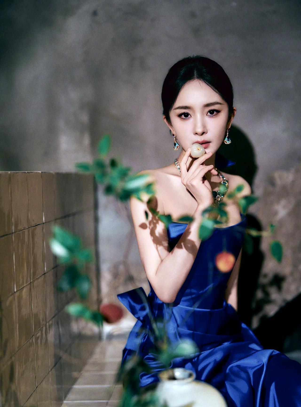 杨幂美得太权威了!果然顶级女明星就得配顶级高定!适配度100%!据说这身缎