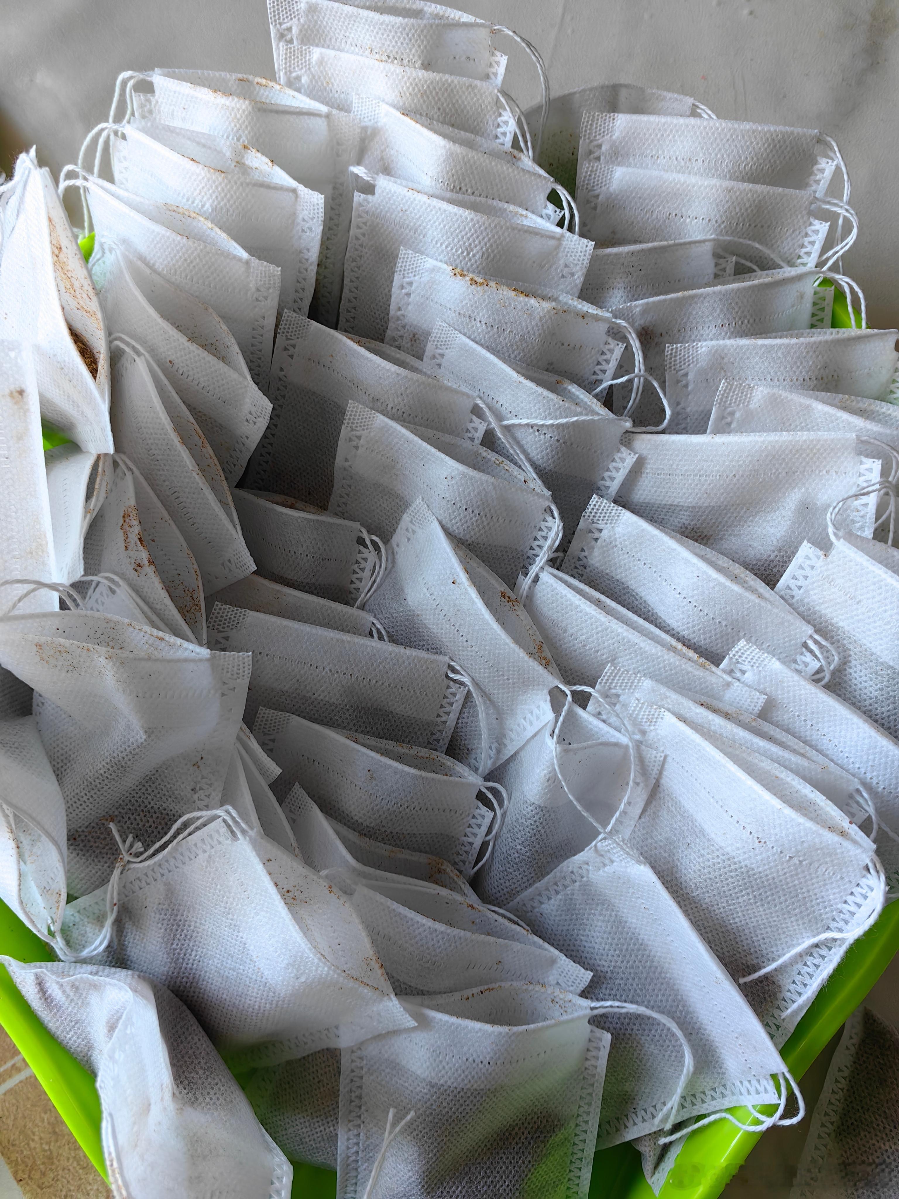 前一段时间给几个朋友做了一些中药茶饮功效主要是针对脂肪肝，高血脂他们喝了反馈还不