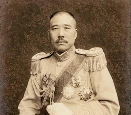 1920年，“狗肉将军”张宗昌娶14岁的朱宝霞为21姨太太。新婚夜，张宗昌喝的迷