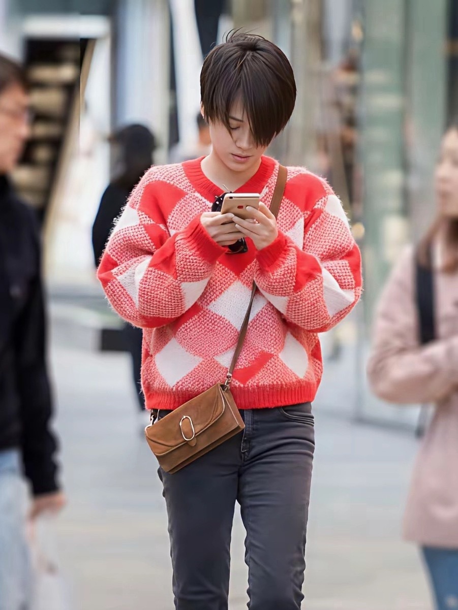 马思纯太勇了，很少有女明星尝试这么短的发型
