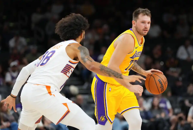 东契奇身边配置怎么样的球员？1：顶级或者拔尖的、速度快、能力强的球员，欧文和球