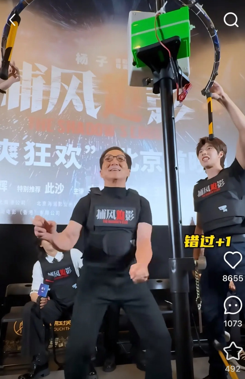 成龙大哥这次真生气了大哥玩接棒游戏愣是一个都没接住对于一个身手敏捷的功夫演