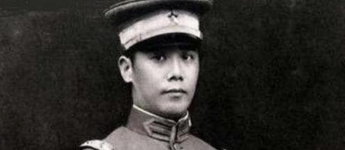 1948年，70岁穷困潦倒的袁克定流落街头，却遇到了曾经的老仆人，仆人每天上街帮