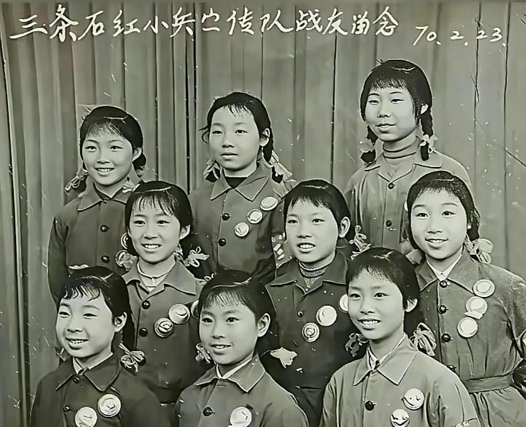这张照片拍摄于1970年2月23日，当年有一支红小兵宣传队活跃在天津市的各大文艺
