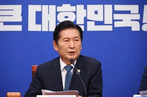 总理辞了，党首也辞了。韩国执政党两天之内，把“辞旧迎新”玩成了政治流水线6月