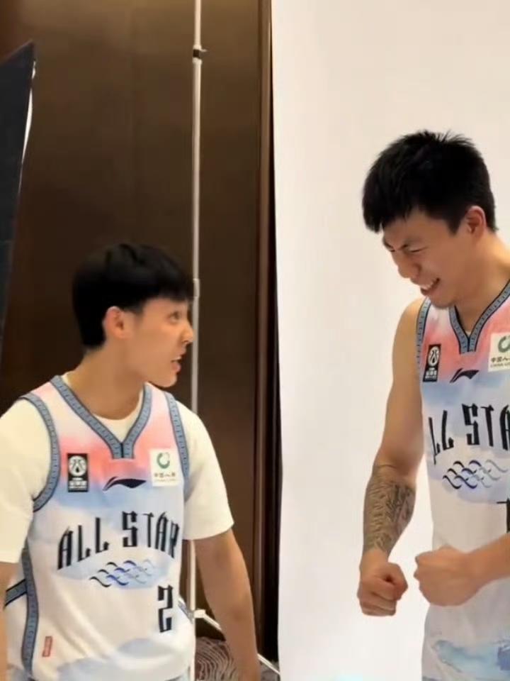 徐杰和张镇麟冰释前嫌，一起在全明星表演怒吼！当年辽粤大战张镇麟在徐昕头上扣篮