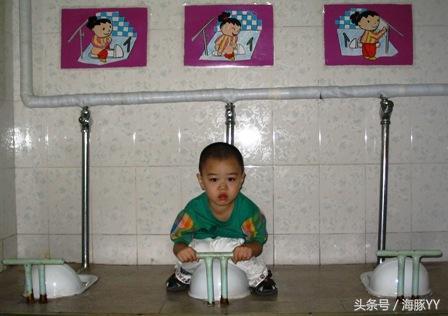 宝宝在幼儿园拉裤子无人管, 家长群内质问老师, 却无