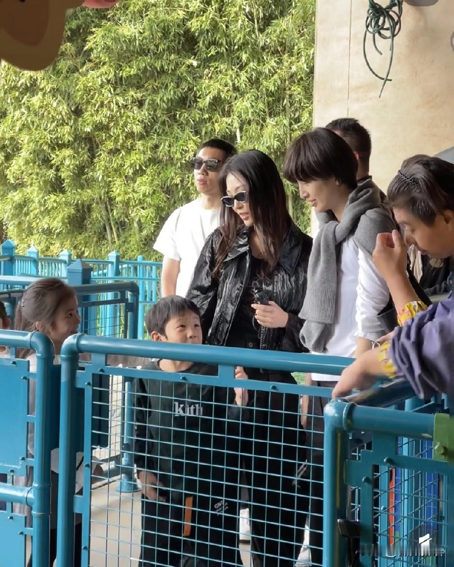 许昕和姚彦带着俩孩子去迪士尼玩了。刚刚看到有博主说在迪士尼偶遇了许昕一家，先认