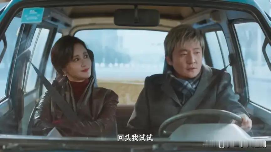 安全带在镜头里时隐时现，但观众心里的那根弦，始终绷着。《老舅》里那个穿帮的