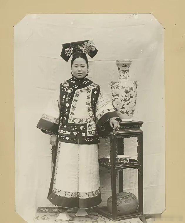 看清楚了吗？我第一次看清楚！照片来自1900年前后洋人拍摄，以前被清宫剧洗脑以为