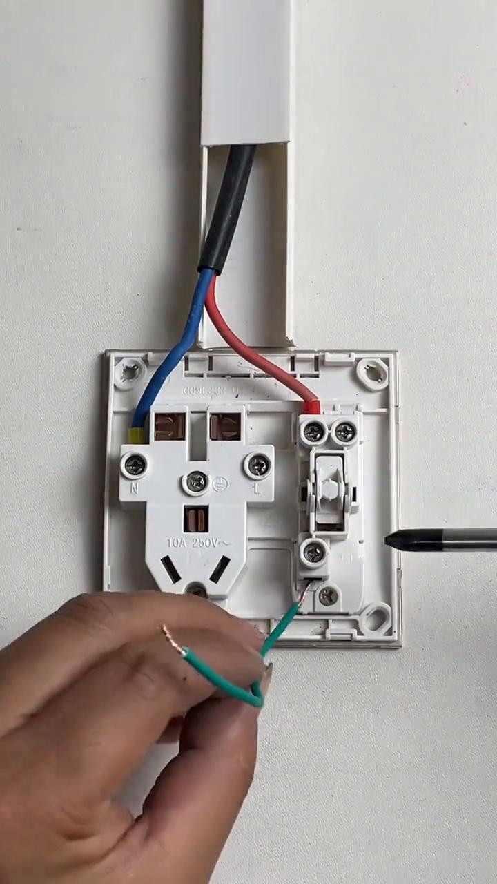 火线零线两根线如何接一开五孔开关控制插座？·先将火线接入开关的a、o，零线接入