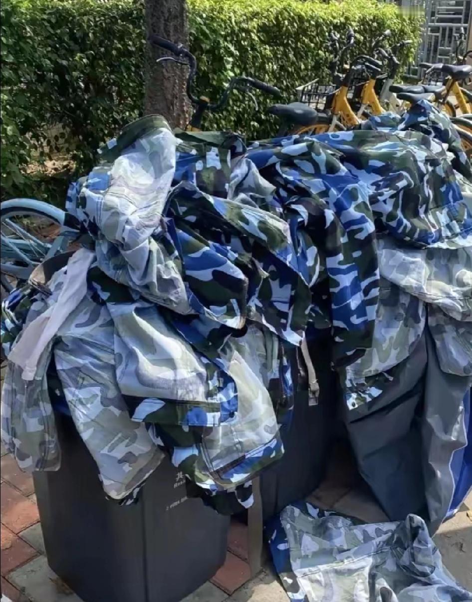 直接穿校服军训不好吗？就会没有效果吗？别的学校两面穿，一面迷彩，一面校服，真不错