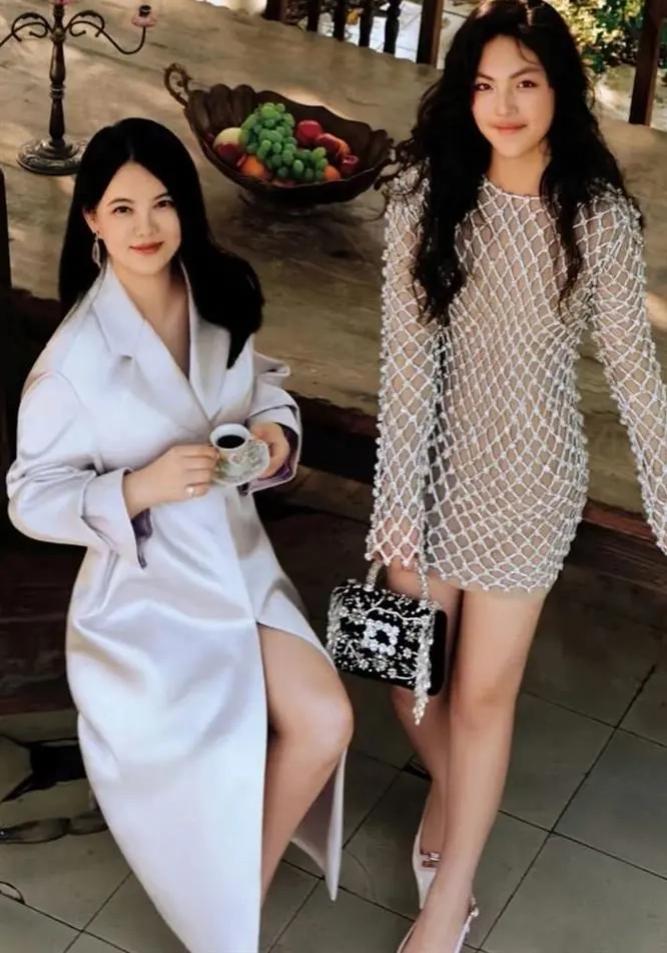 最近，李湘在长沙小区被路人偶遇，整个人瘦到像换了个人，足足瘦了将近50斤。今